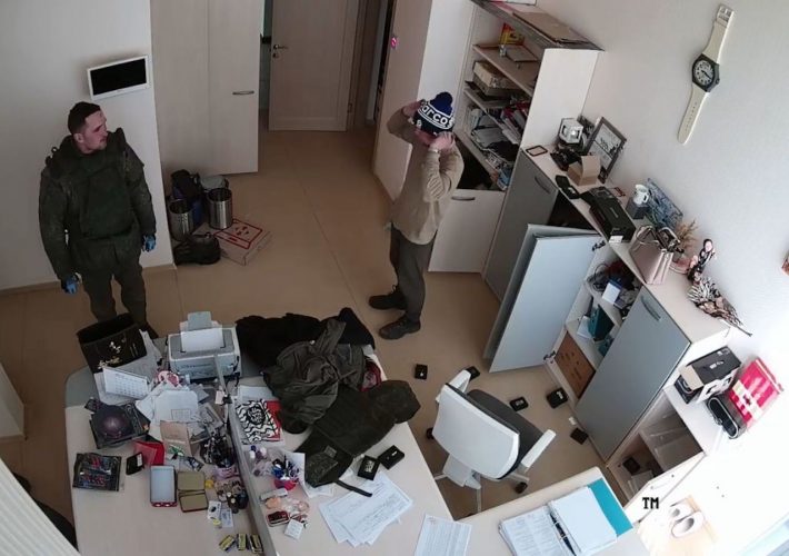 Un video muestra a soldados rusos matar dos civiles
