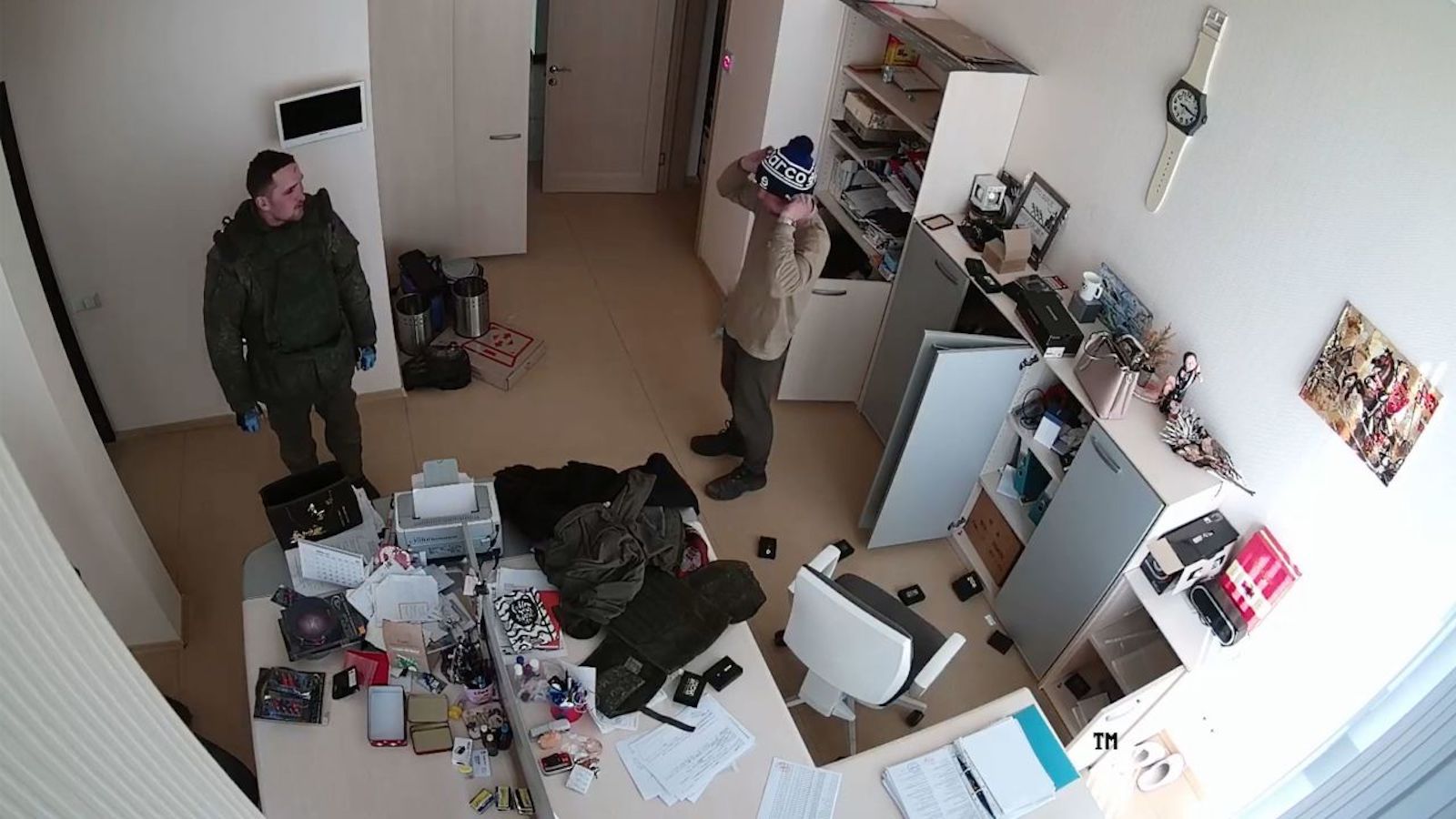 Un video muestra a soldados rusos matar dos civiles