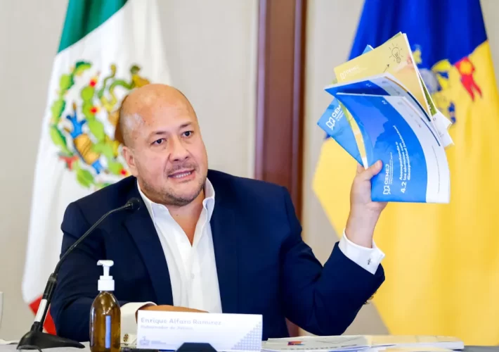 Alfaro y libros de la SEP