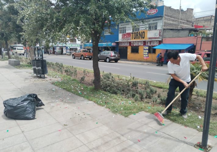 Simpatizantes de Adan Agusto levantan basura