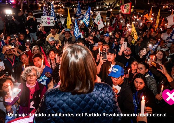 Xóchitl Gálvez y su equipo de trabajo