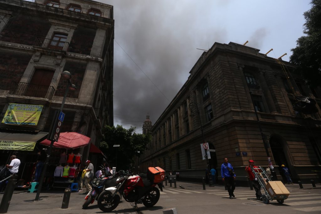 Incendio en Bodega del Centro Histórico de la CDMX: Bomberos Trabajan ...