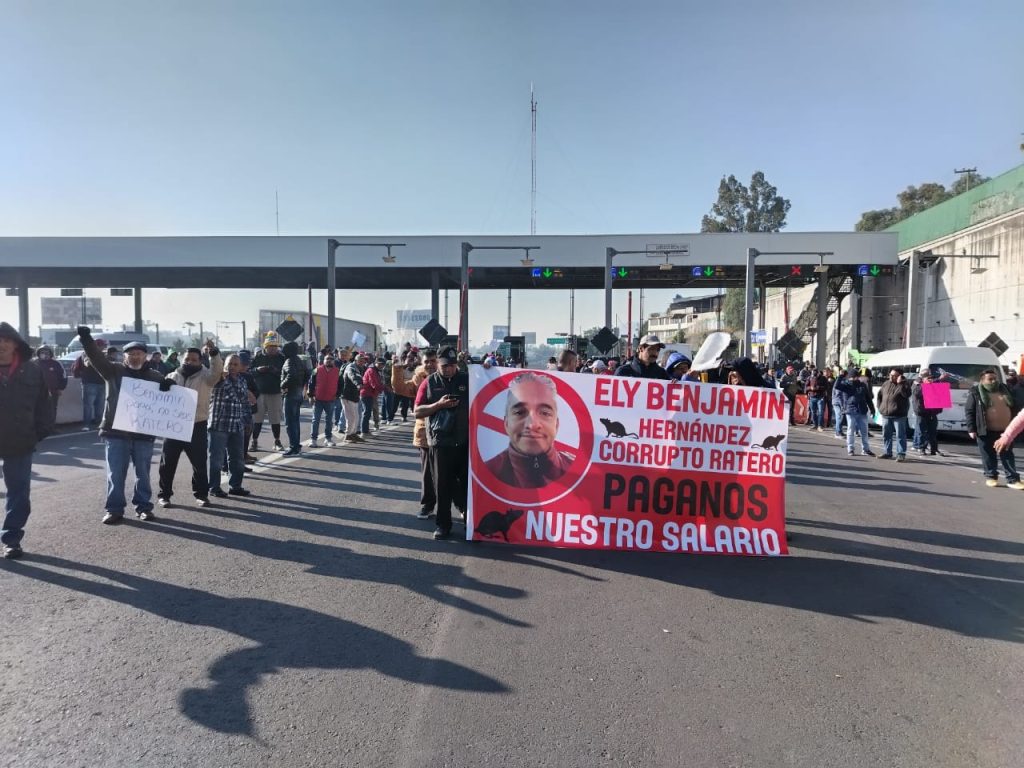 Trabajadores de Ecatepec toman caseta en protesta por adeudos
