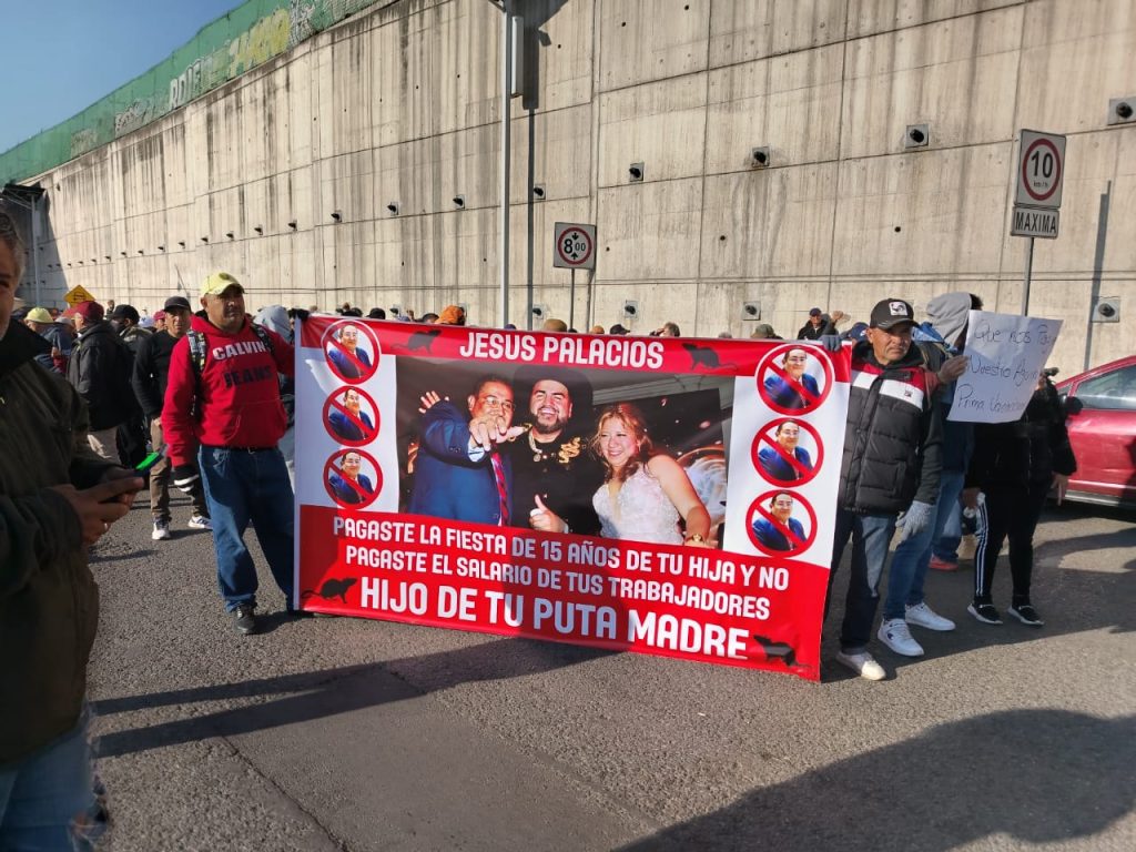 Trabajadores de Ecatepec toman caseta en protesta por adeudos