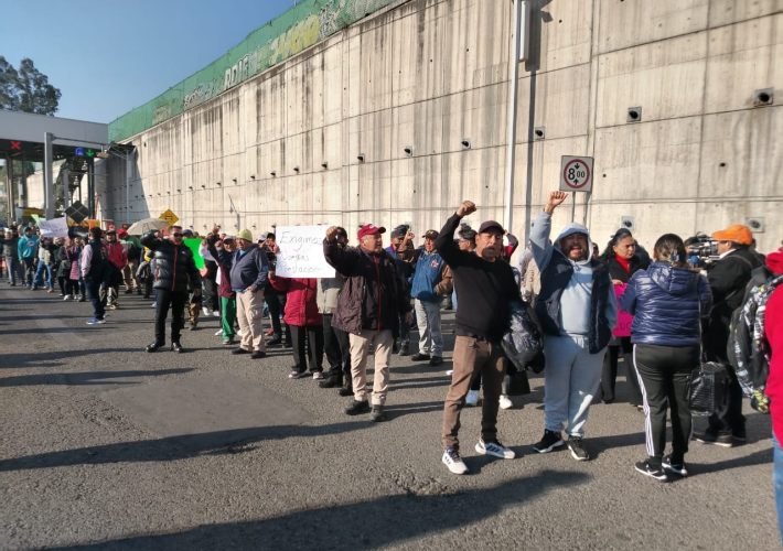 Trabajadores de Ecatepec toman caseta en protesta por adeudos
