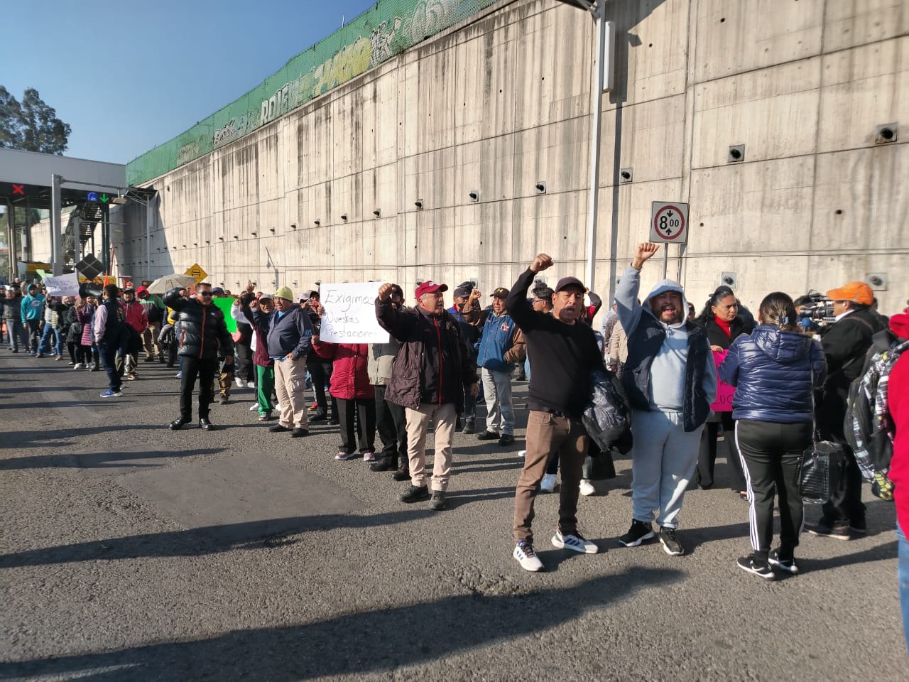 Trabajadores de Ecatepec toman caseta en protesta por adeudos