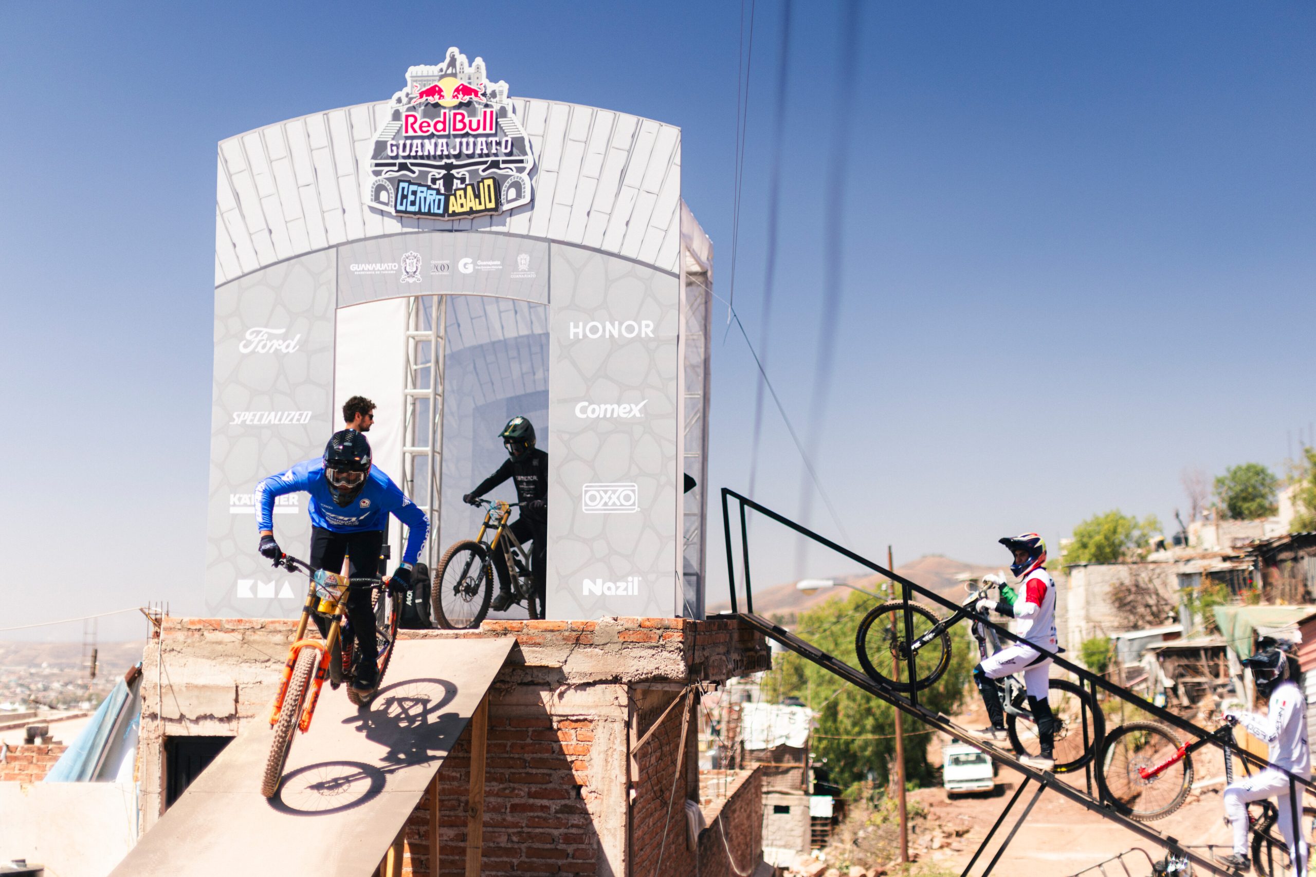 Red Bull Cerro Abajo 2025: El downhill urbano vuelve a conquistar Guanajuato