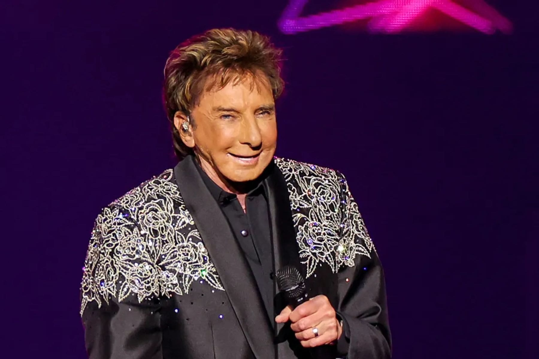 Preocupación global por la salud de Barry Manilow tras confirmar grave enfermedad