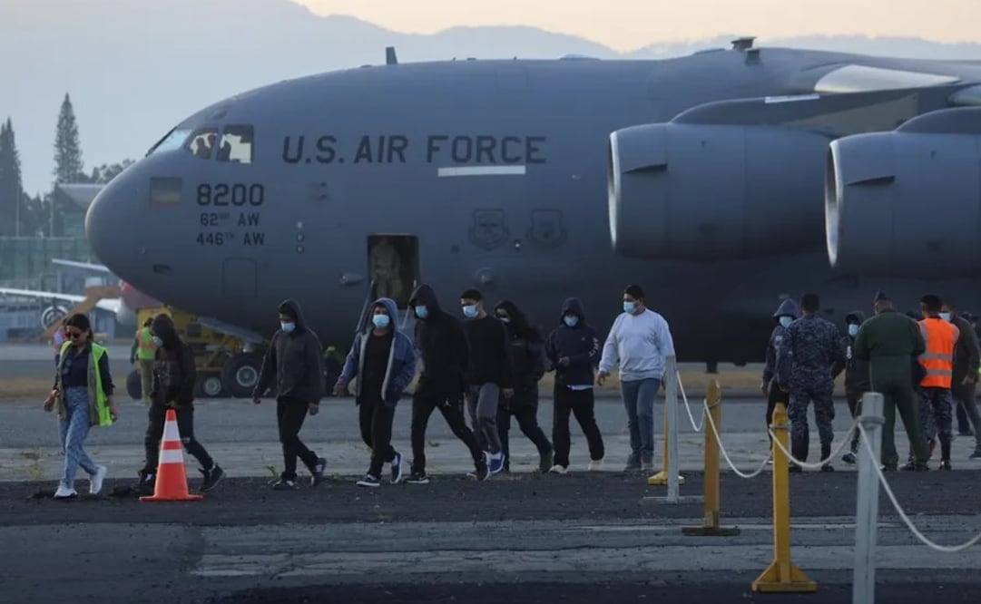 «Levanten la mano y vuelvan a casa»: El plan de Trump para pagar vuelos y bonos a migrantes