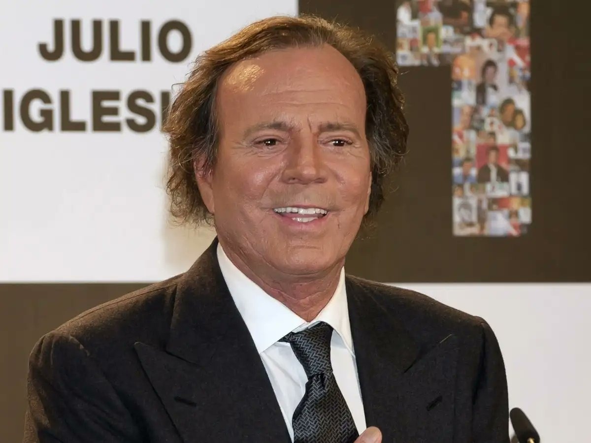 Escándalo mundial: Una mujer denuncia a Julio Iglesias por agresión ocurrida en los años 80