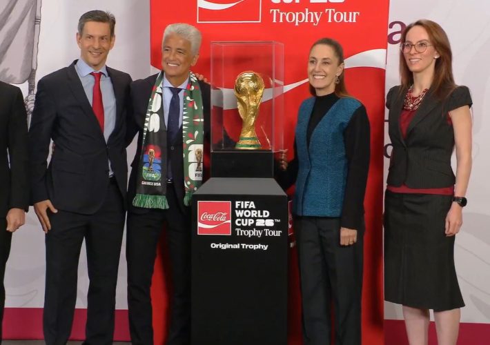 Claudia Sheinbaum finalmente recibió la Copa del Mundo; faltan 100 días para el inicio del torneo.