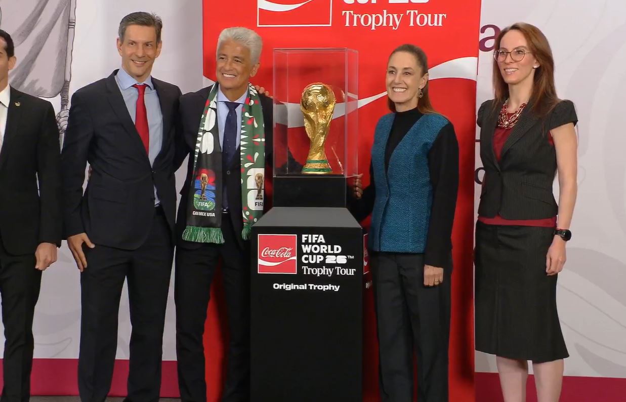 Claudia Sheinbaum finalmente recibió la Copa del Mundo; faltan 100 días para el inicio del torneo.