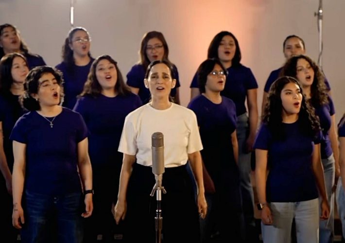 Julieta Venegas encabeza una reinterpretación de “La Niña Futbolista”