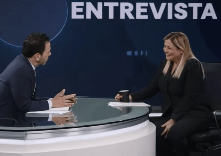 Maru Campos durante entrevista con el periodista Carlos Loret de Mola