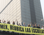 El pasado lunes 18 de mayo se registró una protesta frente a la Torre de Pemex, en la Ciudad de México, por parte de padres de familia que exigen la reubicación de dos escuelas