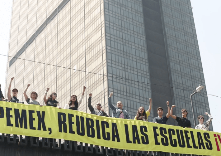 Protesta frente a Pemex por riesgo en escuelas en Tabasco