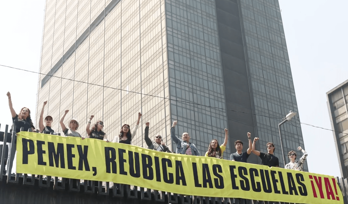 El pasado lunes 18 de mayo se registró una protesta frente a la Torre de Pemex, en la Ciudad de México, por parte de padres de familia que exigen la reubicación de dos escuelas