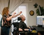 Casey Harrell usó una interfaz cerebro-computadora durante meses en casa