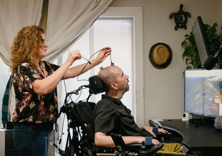 Casey Harrell usó una interfaz cerebro-computadora durante meses en casa