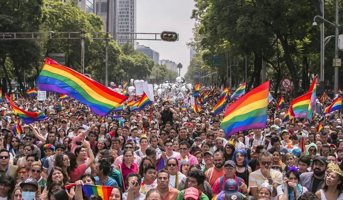 Marcha LGBT+ llena las calles de la CDMX