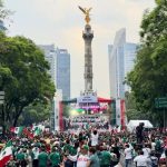 Festejo en Ángel de la Independencia desborda Reforma