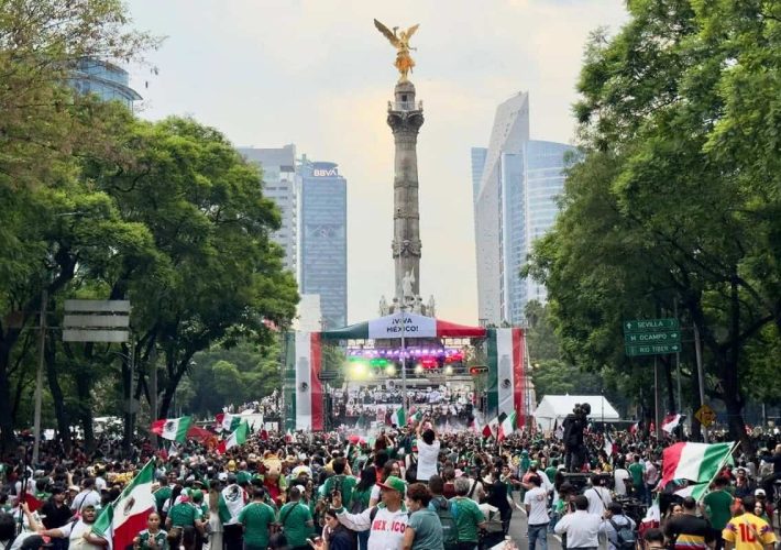 Festejo en Ángel de la Independencia desborda Reforma