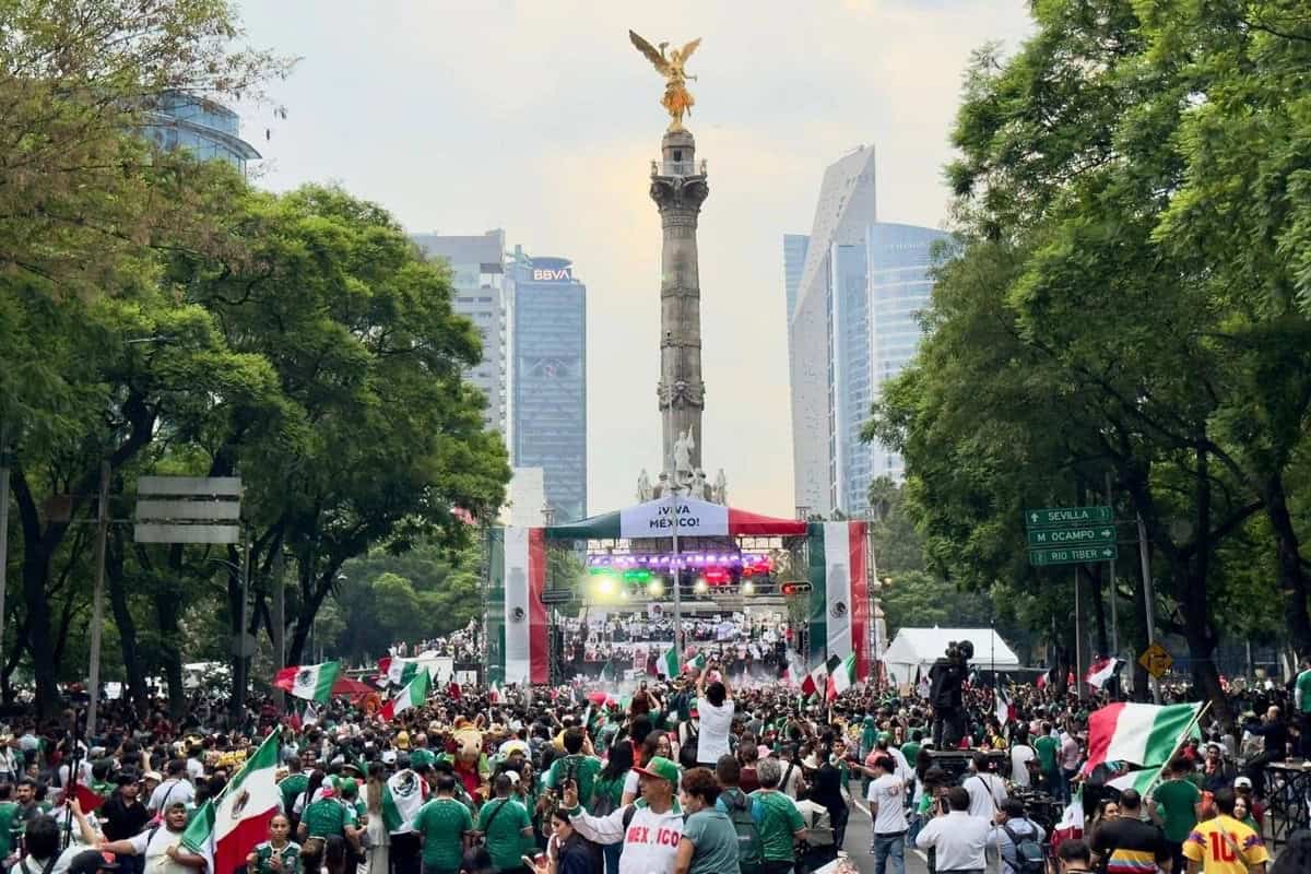Festejo en Ángel de la Independencia desborda Reforma