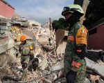 Miembros del Ejército Mexicano rescatan a menor tras sismos en Venezuela