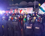 Aficionados de la Selección Mexicana realizaron una "serenata" durante la madrugada de este martes en las inmediaciones del hotel donde se hospeda la Selección de Ecuador