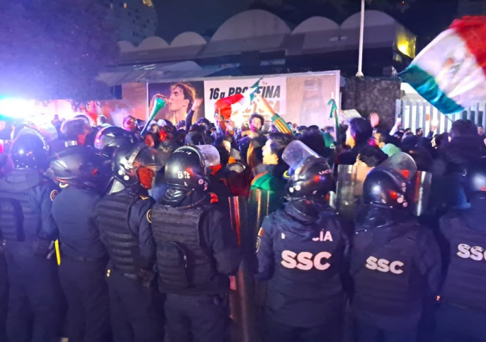Aficionados de la Selección Mexicana realizaron una "serenata" durante la madrugada de este martes en las inmediaciones del hotel donde se hospeda la Selección de Ecuador