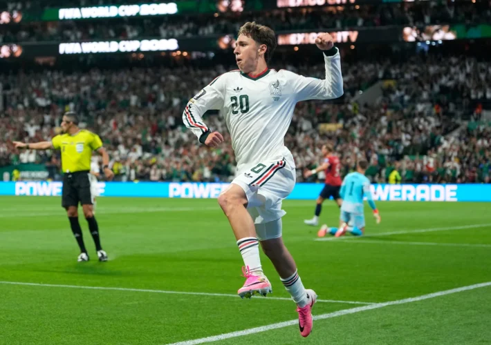 Mateo Chavez celebra la victoria 3-0 de México