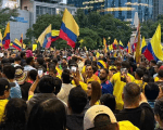 Colombianos pintan de amarillo El Ángel de la Independencia