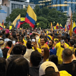 Aficionados colombianos pintan de amarillo El Ángel