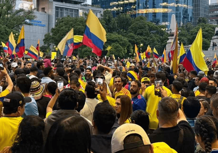 Colombianos pintan de amarillo El Ángel de la Independencia