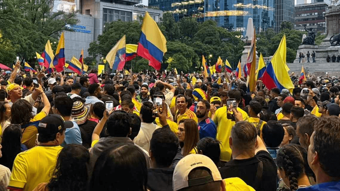 Aficionados colombianos pintan de amarillo El Ángel