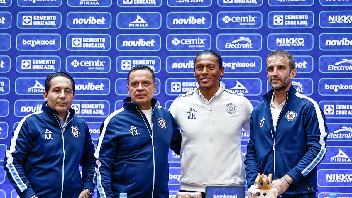 Cruz Azul confirmó este miércoles la renovación de Joel Huiqui como director técnico del primer equipo