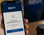 Clientes de BBVA México reportan retrasos bancarios