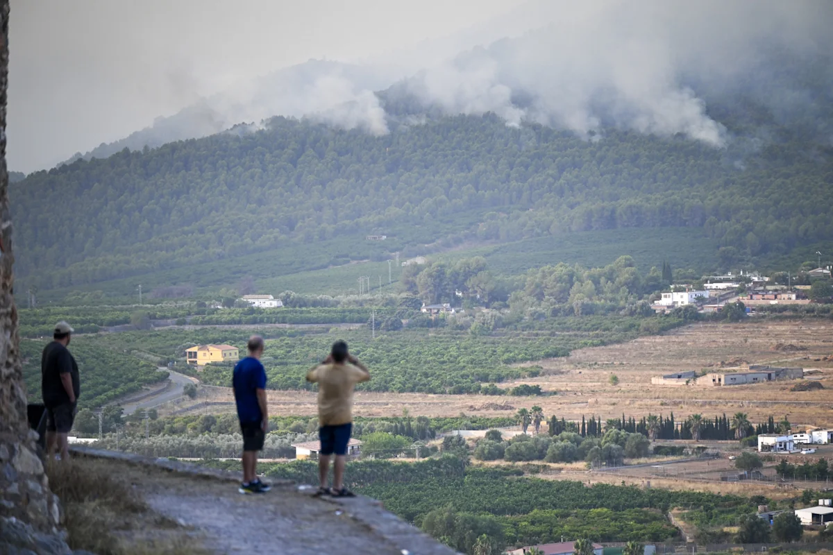 España logra contener varios incendios forestales