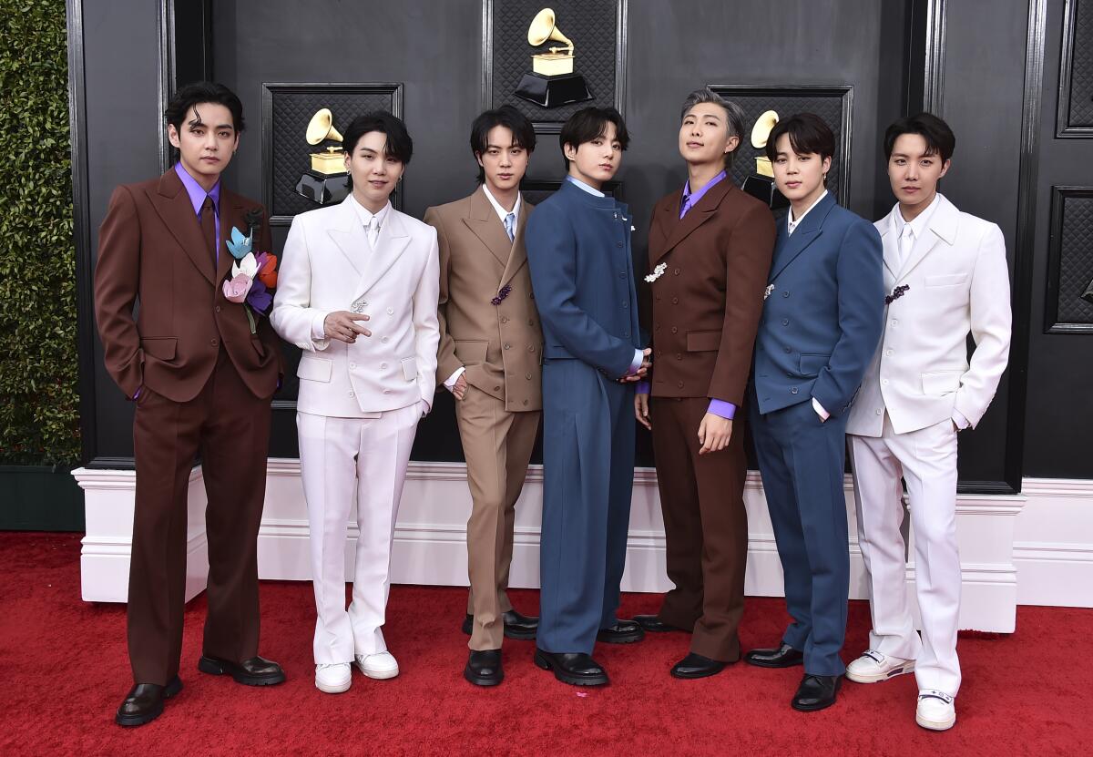 La banda surcoreana BTS anunció que no presentará su candidatura para la próxima edición de los premios Grammy,