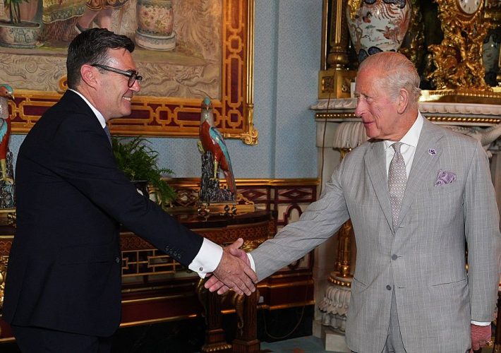 Andy Burnham se convirtió oficialmente en el nuevo primer ministro del Reino Unido, luego de recibir el nombramiento por parte del rey Carlos III