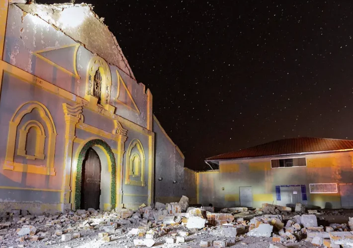 Un sismo de magnitud 5.1 sacudió Perú la noche del sábado, provocando la muerte de al menos seis personas, además de dejar más de 300 damnificados, 32 lesionados y 180 personas afectadas, de acuerdo con información del In