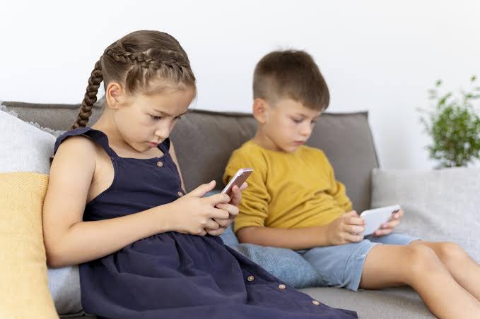 Francia limita el acceso de menores a redes sociales