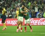 Raul Jímenez y Gilberto Mora; celebrando victoria