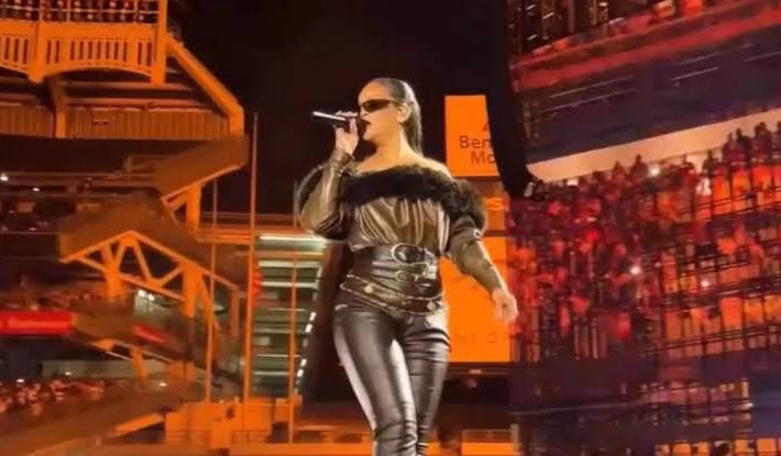 Rihanna reaparece por sorpresa junto a Jay-Z en vivo