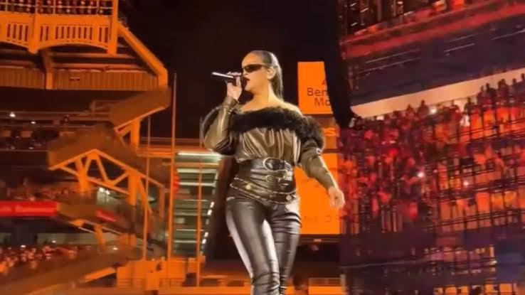 Rihanna reaparece por sorpresa junto a Jay-Z en vivo