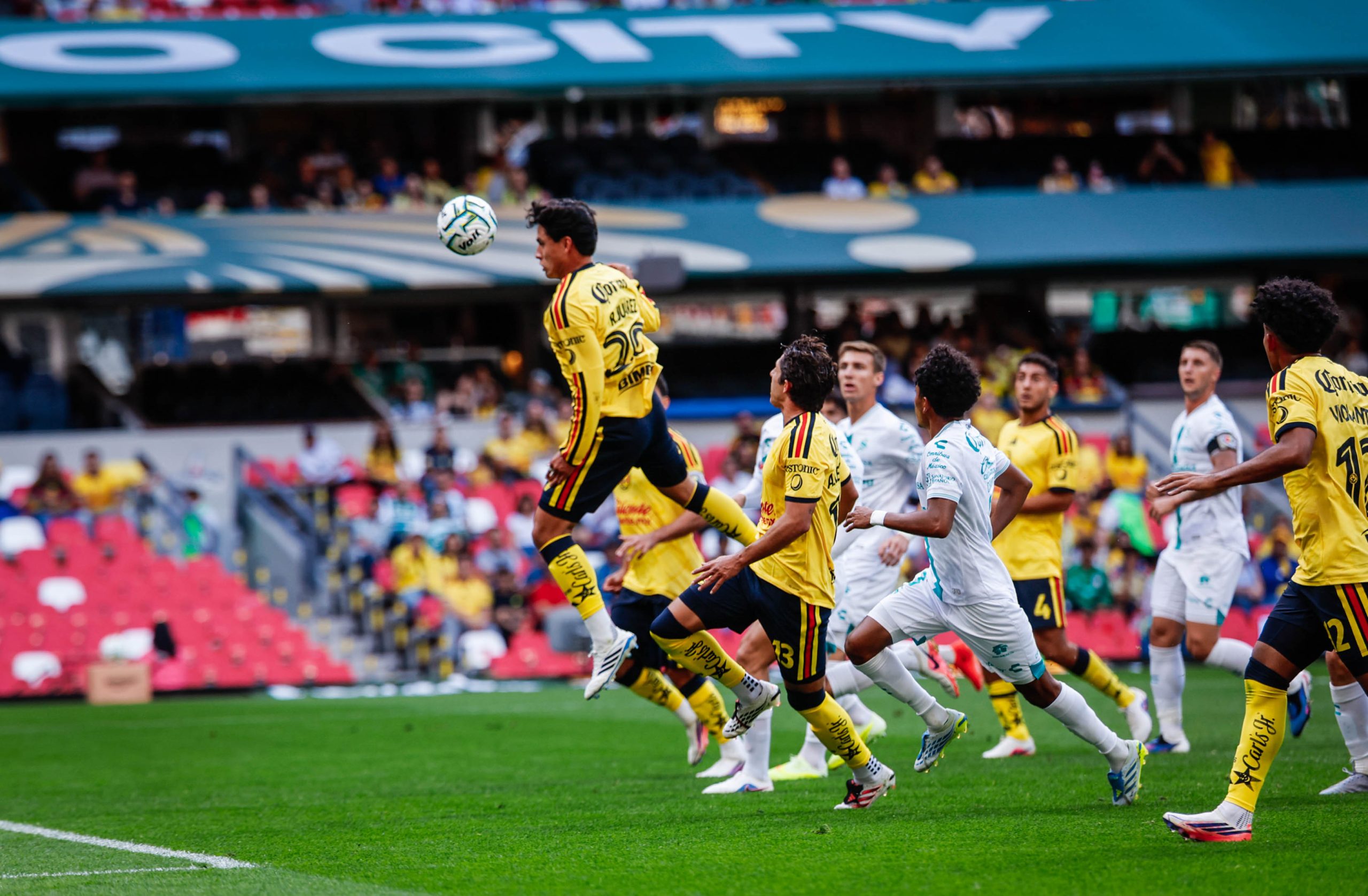 Henry Martín guía la goleada del América sobre Santos