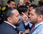Este miércoles 12 de agosto, los diputados Carlos Gutiérrez Mancilla, del PRI, y Arturo Ávila, de Morena, protagonizaron un enfrentamiento verbal que terminó en empujones, jaloneos e insultos en las inmediaciones del Senado de la República.
