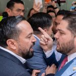 Pleito por Alito Moreno termina en empujones en el Senado