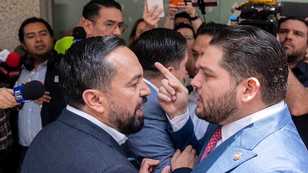 Pleito por Alito Moreno termina en empujones en el Senado