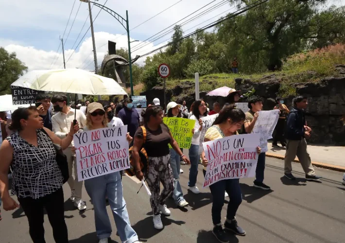 Bloquean Insurgentes tras decisión de la UNAM sobre examen